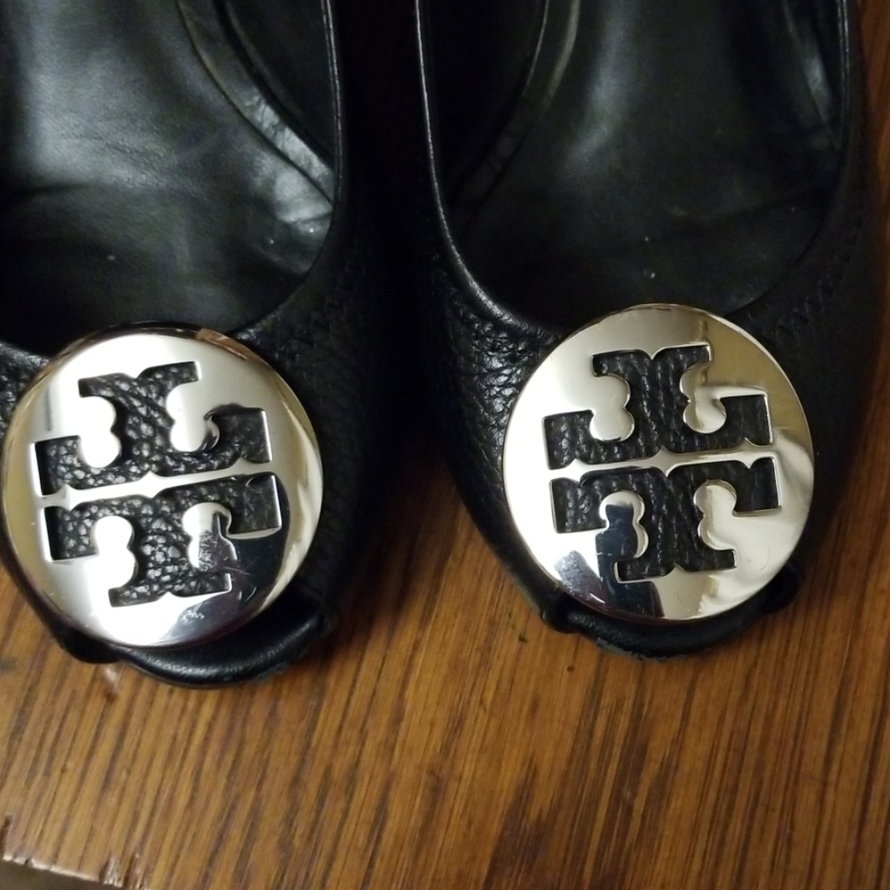 Tory Burch Black Leather Wedge Flats with Gold Logo Medallion - Picture 4 of 7